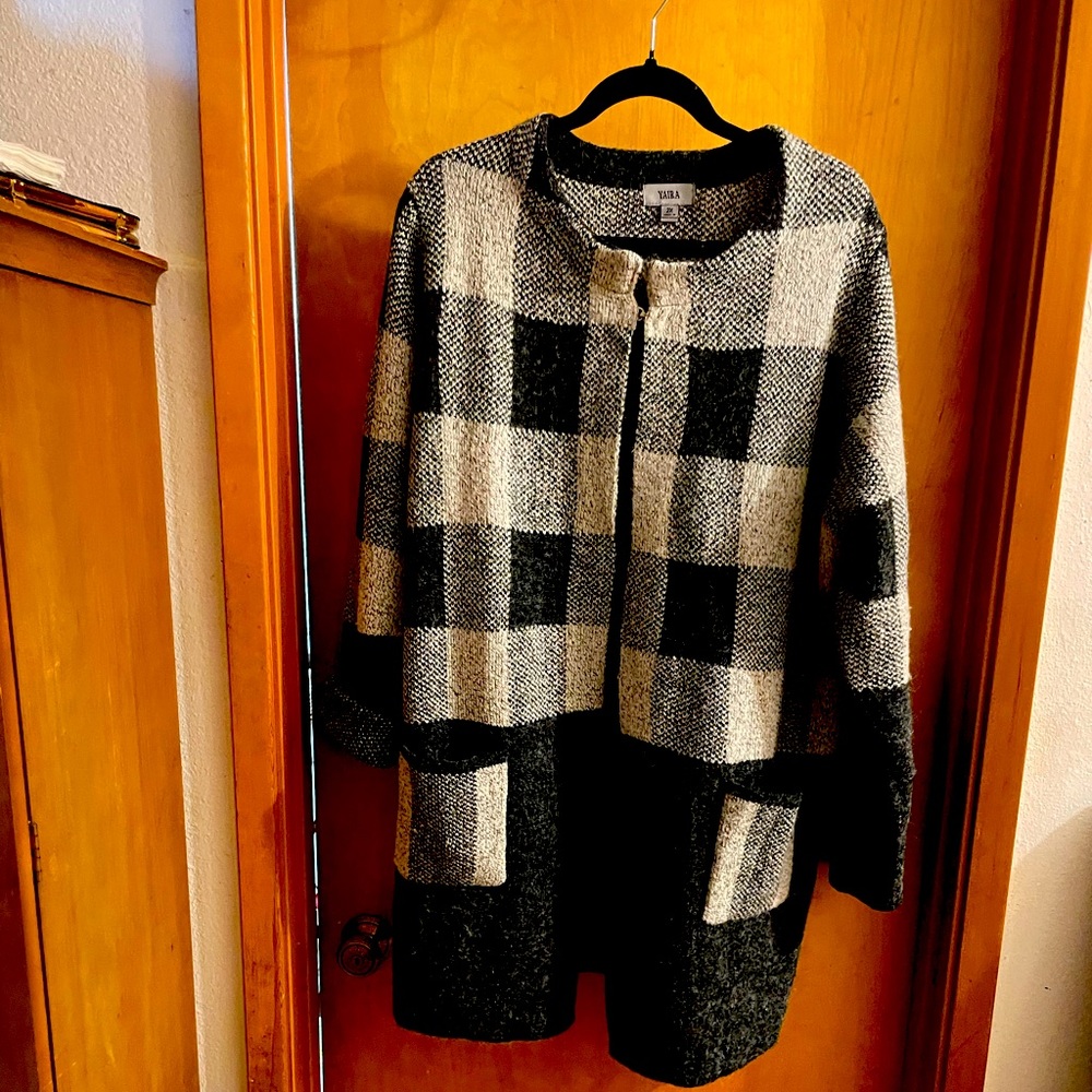 Black and white Straight sweater/jacket